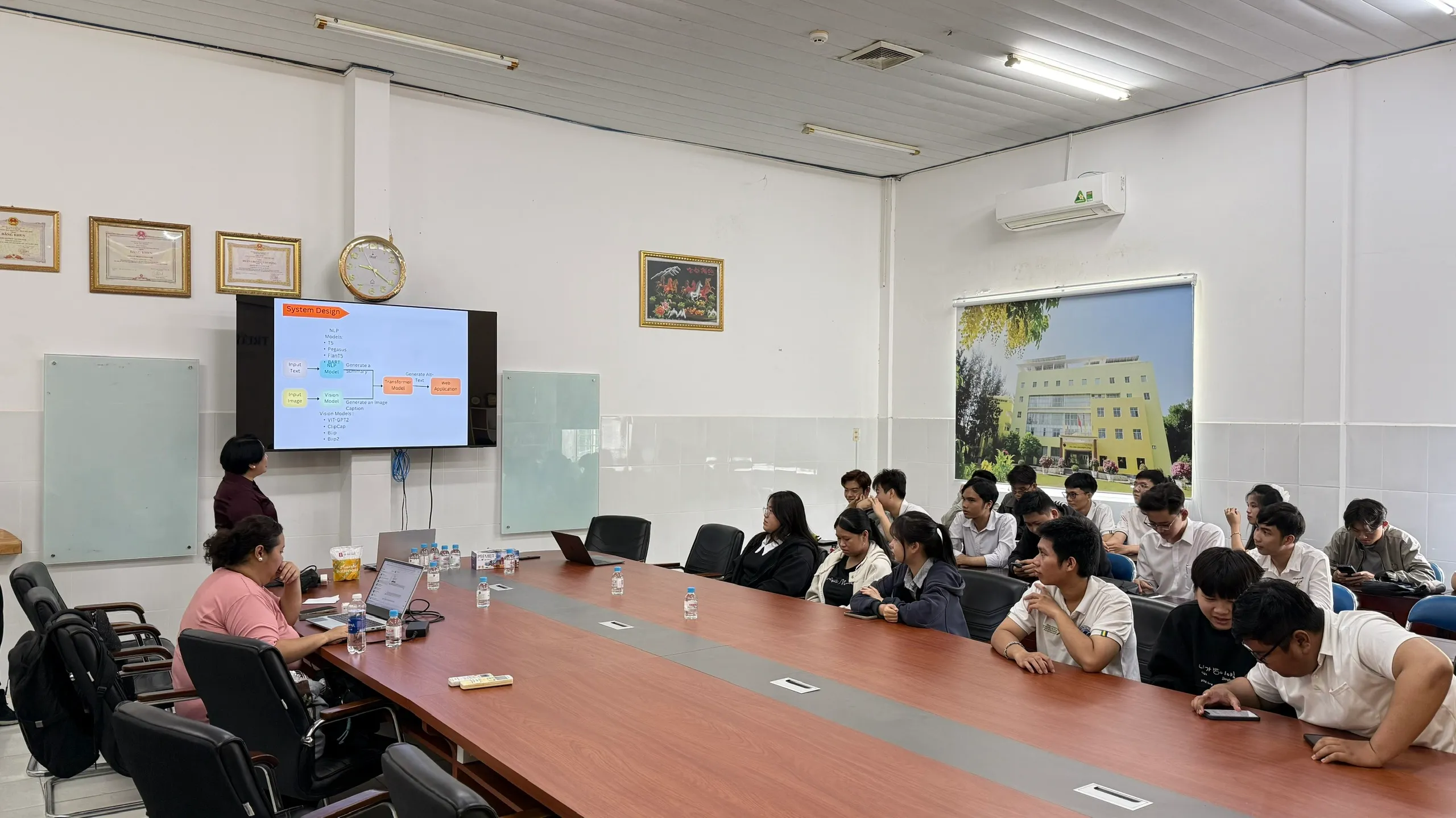 Sinh viên tham dự buổi seminar, theo dõi và trao đổi về các chủ đề được trình bày