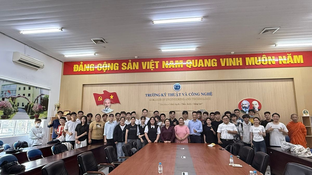 Ảnh lưu niệm giữa diễn giả và sinh viên sau buổi seminar.