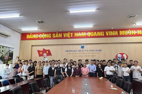 Ảnh lưu niệm giữa diễn giả và sinh viên sau buổi seminar.